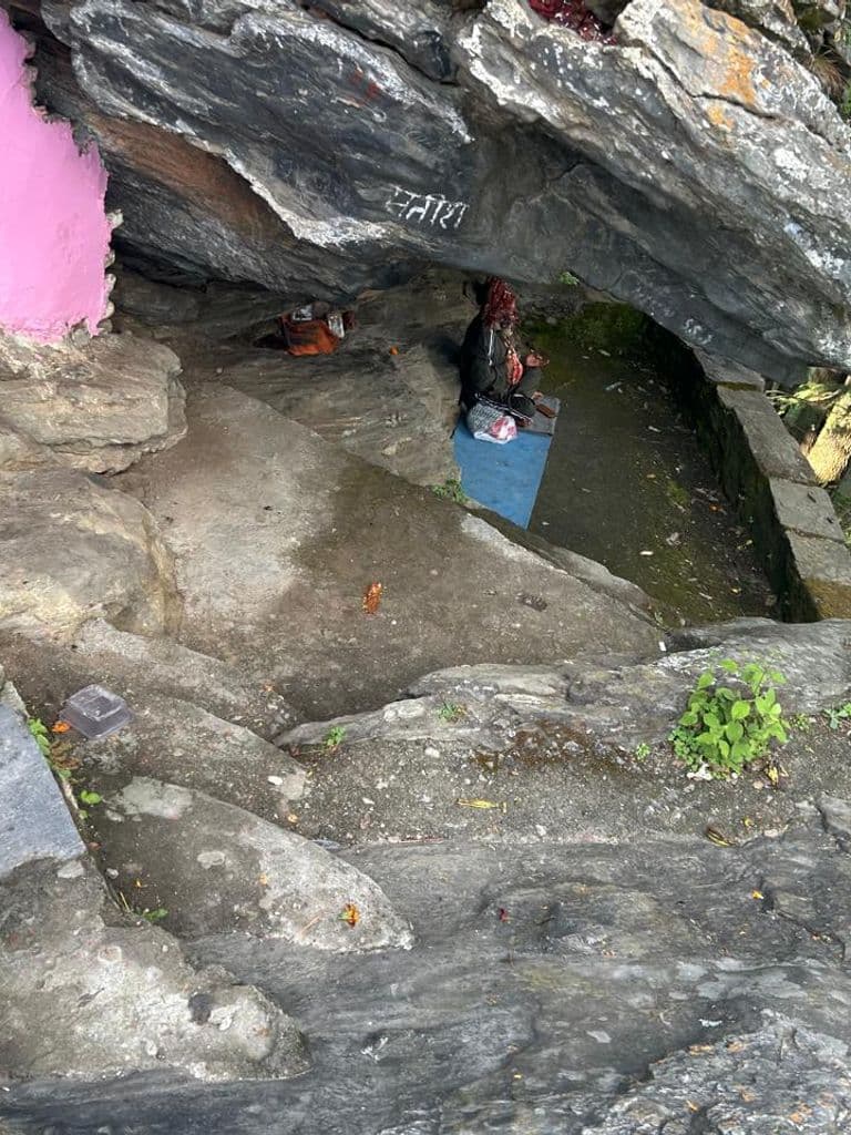 almora_kasar_devi_mandir_10.jpg