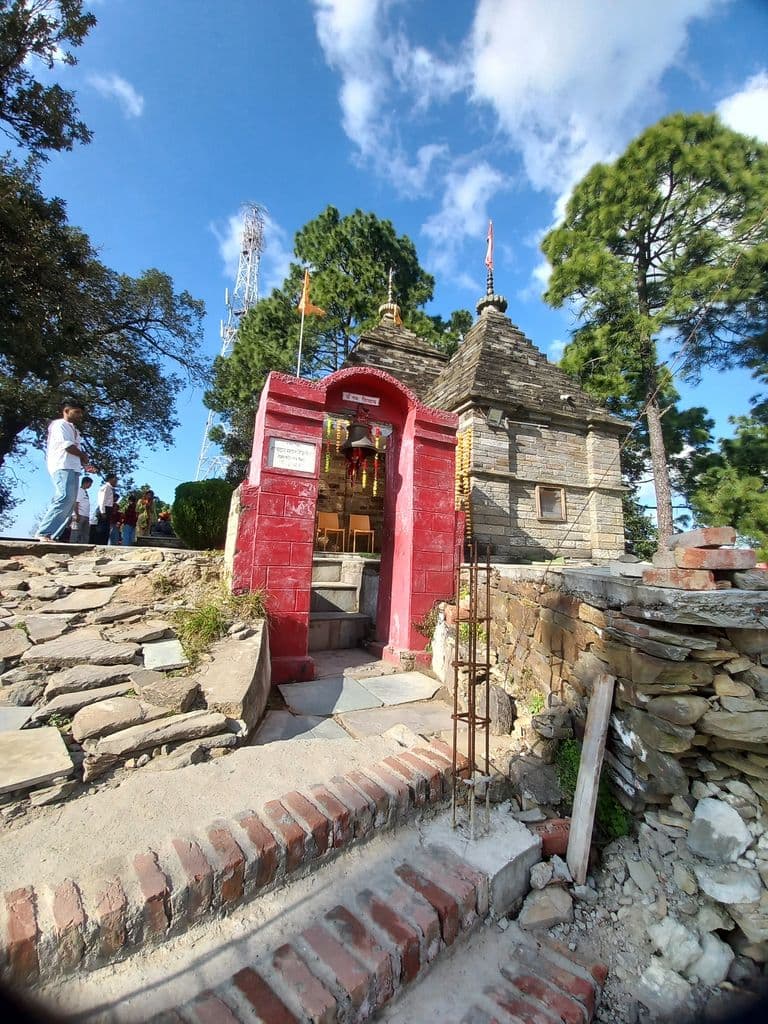 almora_kasar_devi_mandir_19.jpg