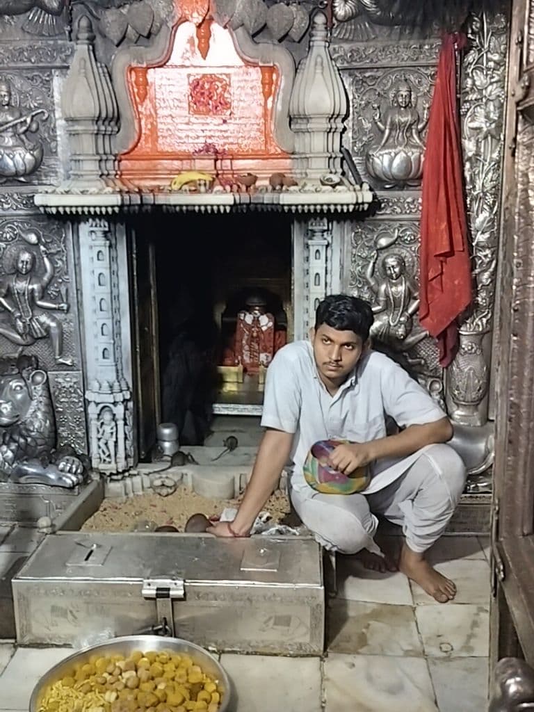 deshnak_karani_mata_mandir_12.jpg