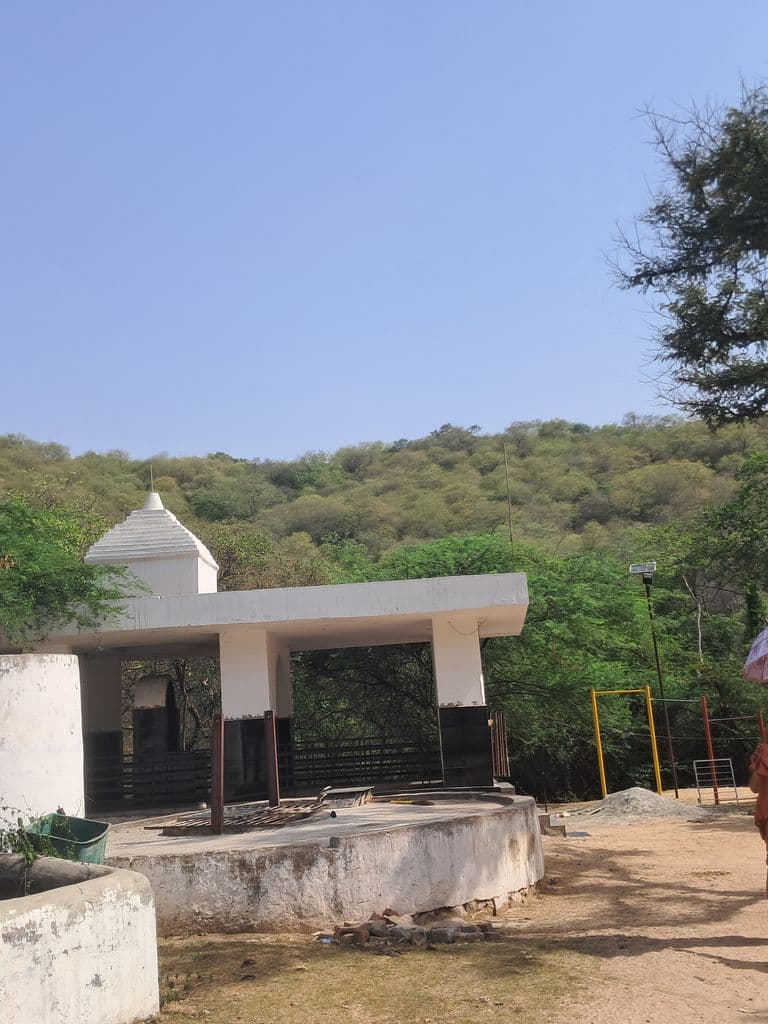 mangar_bani_caves_5.jpg