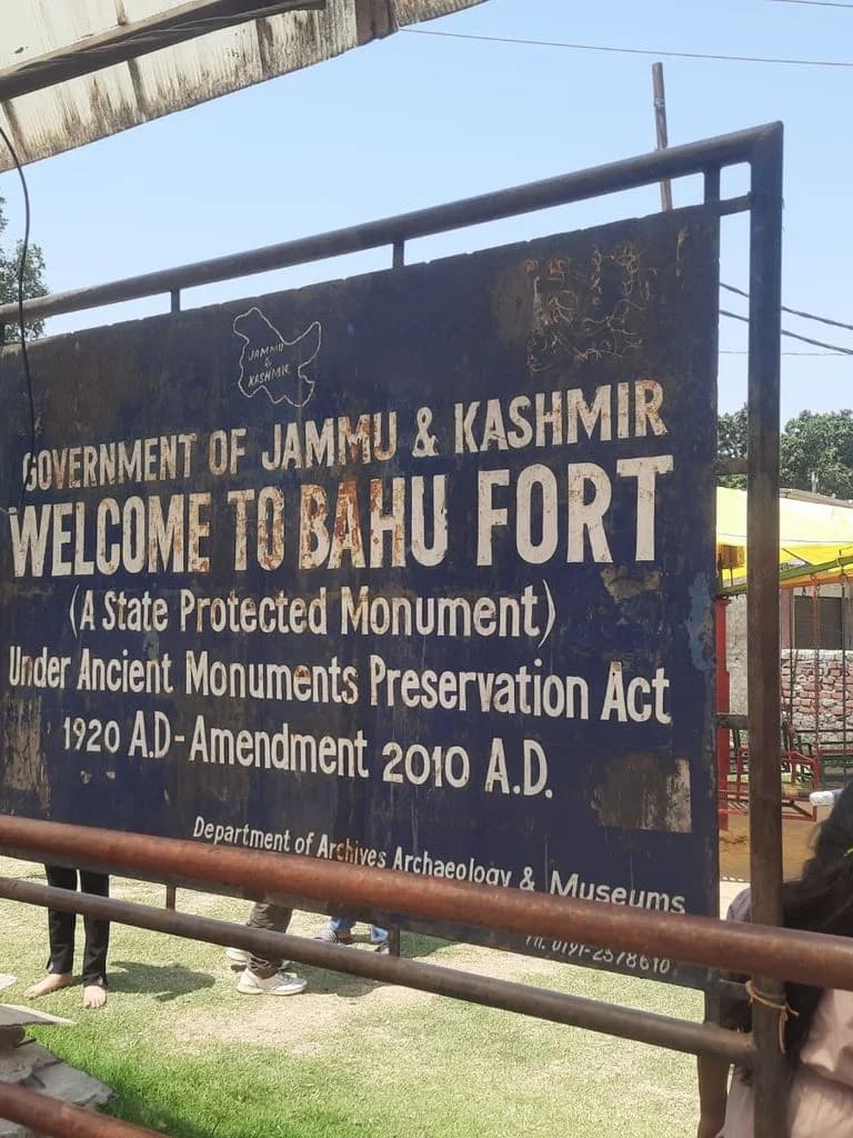 bahu_fort_kali_mandir_7.jpg