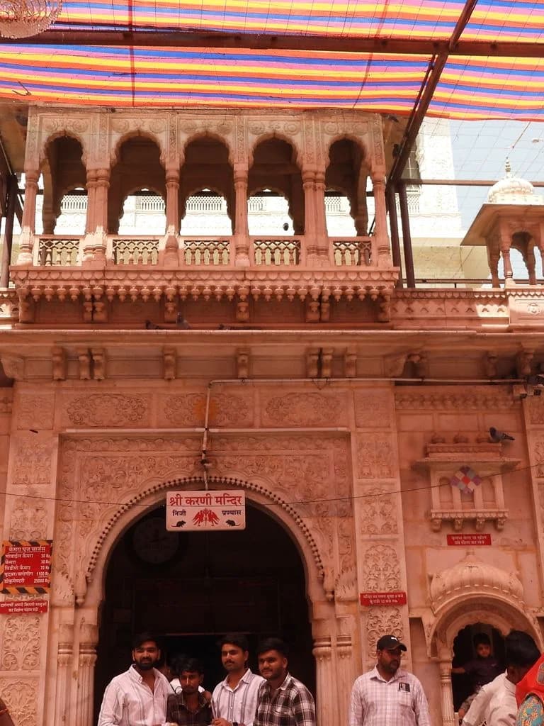 deshnak_karani_mata_mandir_2.jpg