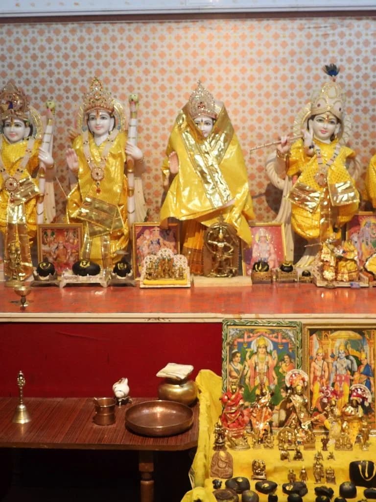 kodamadesar_dhuna_ashram_4.jpg