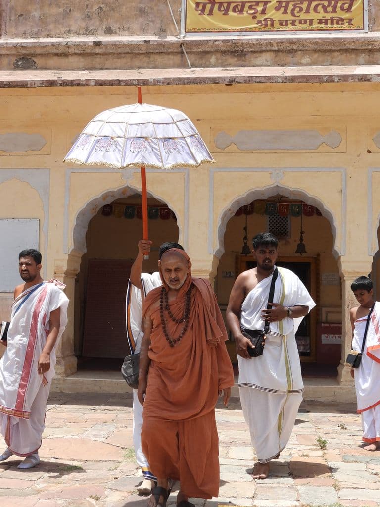 jaipur_thakurji_charan_paduka_mandir_11.jpg