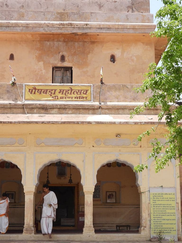 jaipur_thakurji_charan_paduka_mandir_12.jpg