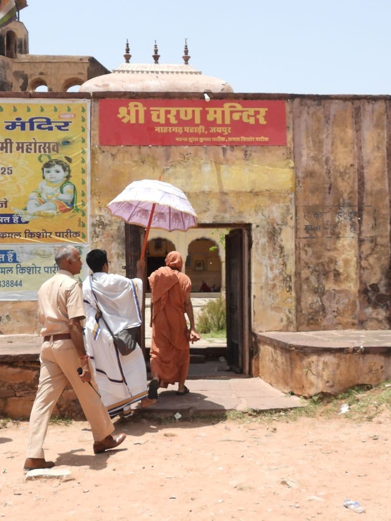 jaipur_thakurji_charan_paduka_mandir_2.jpg