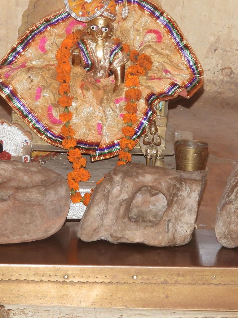 jaipur_thakurji_charan_paduka_mandir_5.jpg