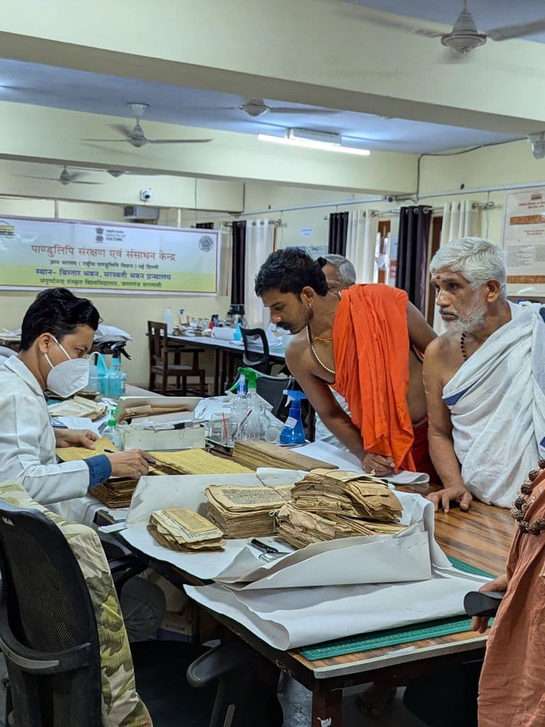 varanasi_pandulipi_sanshodhan_and_samsadhan_kendra_sampoornanand_sanskrit_university_3.jpg