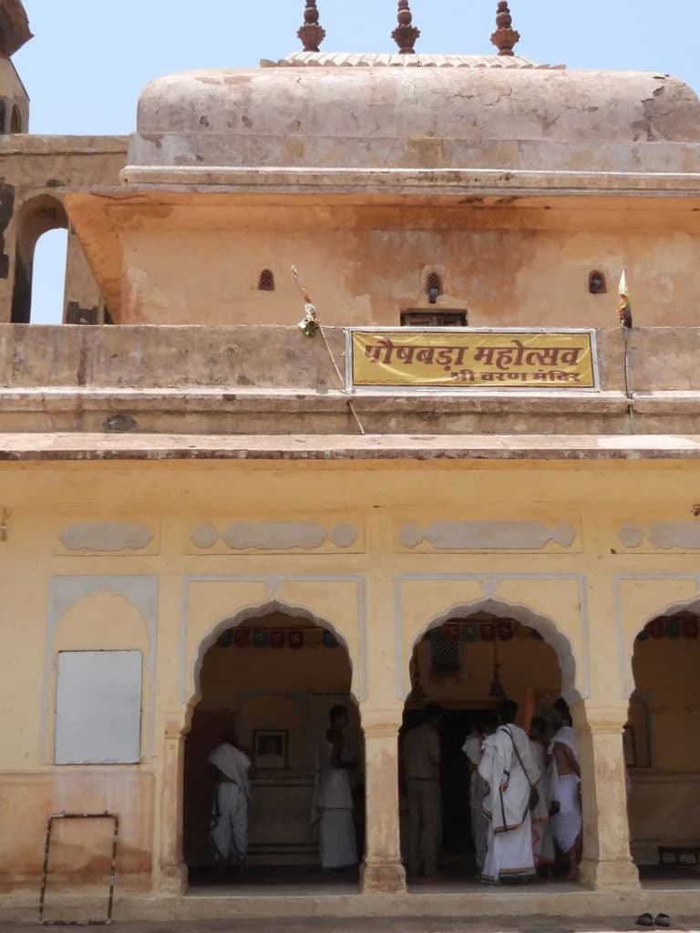 jaipur_thakurji_charan_paduka_mandir_10.jpg