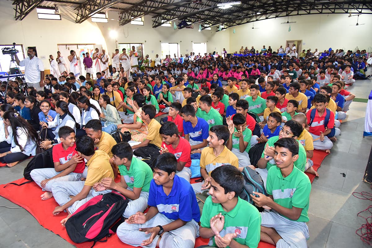 Students gathered at Dakshināsya Darshini, Japadakatte