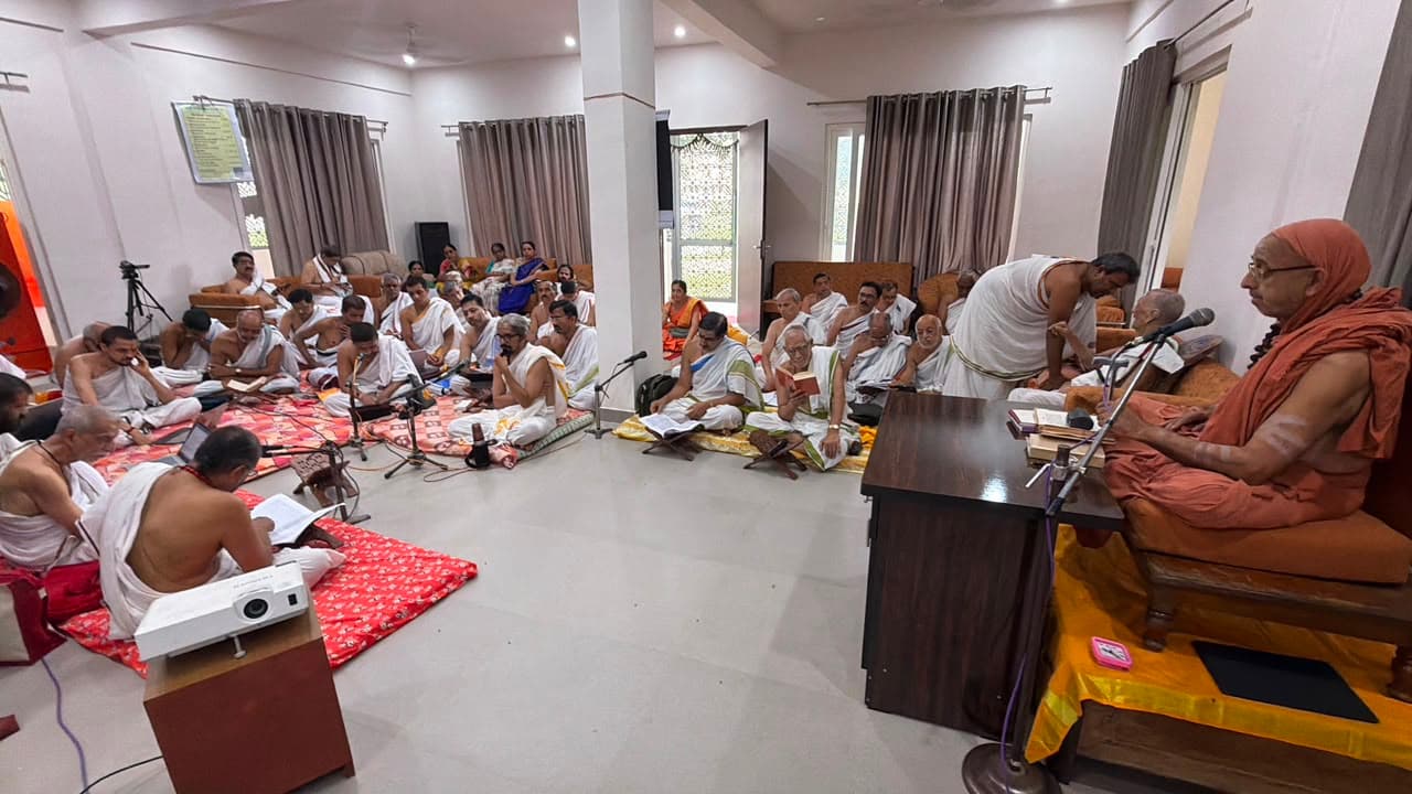 H.H. Sri Sri Shankara Bharati Mahaswamiji presiding over the Vedānta Cintana Goṣṭhī, Ayodhya