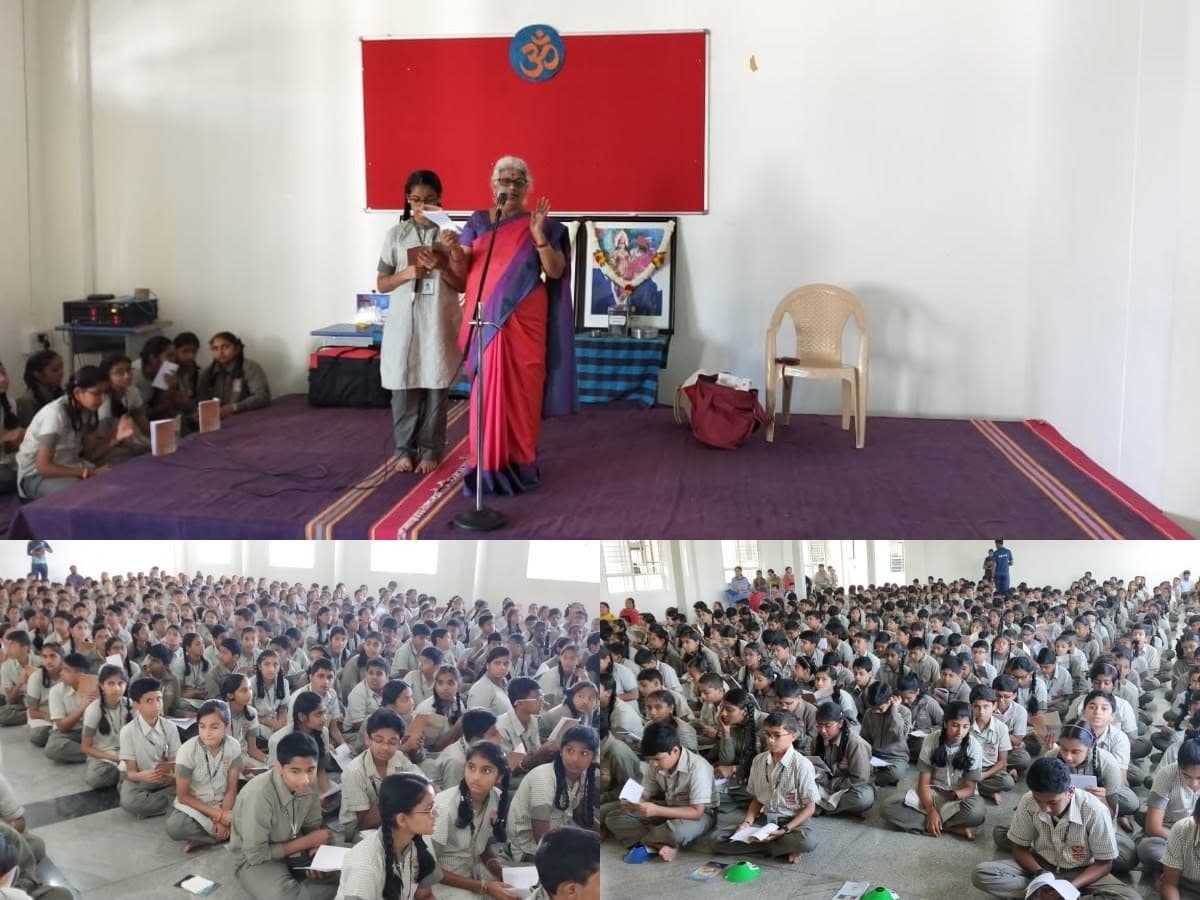 Students reciting shlokas at a Vivekadeepini session